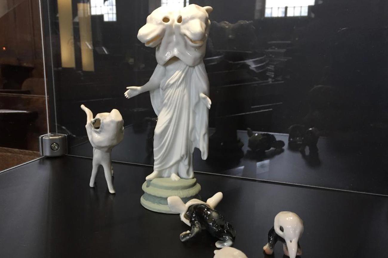 Die Keramikerin Christine Aschwanden spielt mit dem Gegensatz von Animalisch-Schamanistischem und Engelhaft-Christlichen. Nippesfiguren hat sie mit Tiermasken versehen. | Annelise Willen)