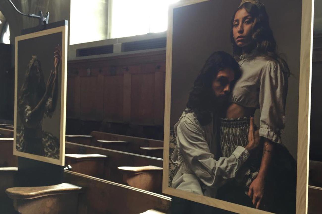 Der Stylist Pino Zinna lässt zwei Models als Maria und Jesus posieren. Ist das ein Modefoto oder ein Heiligenbild? | Annelise Willen