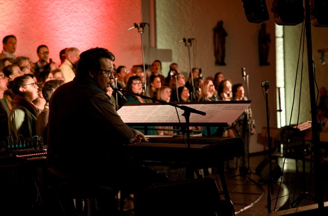 Chorleiter und Gemeindemusiker Stefan Wieske aus Altnau haut in die Tasten. (Bild: zVg)