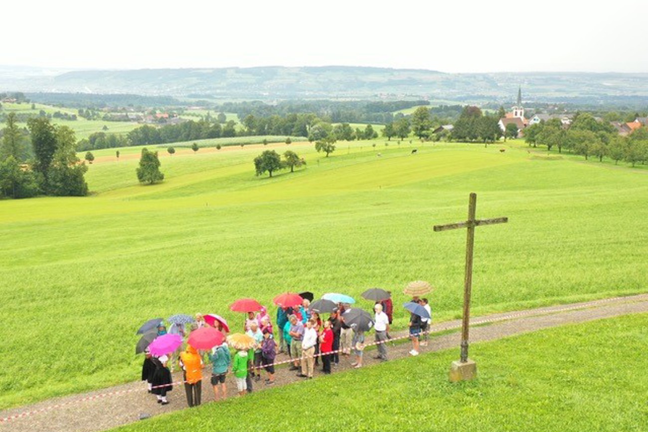 Gebetsgruppe beim Nollenkreuz. (Bild: Josia Zaugg)