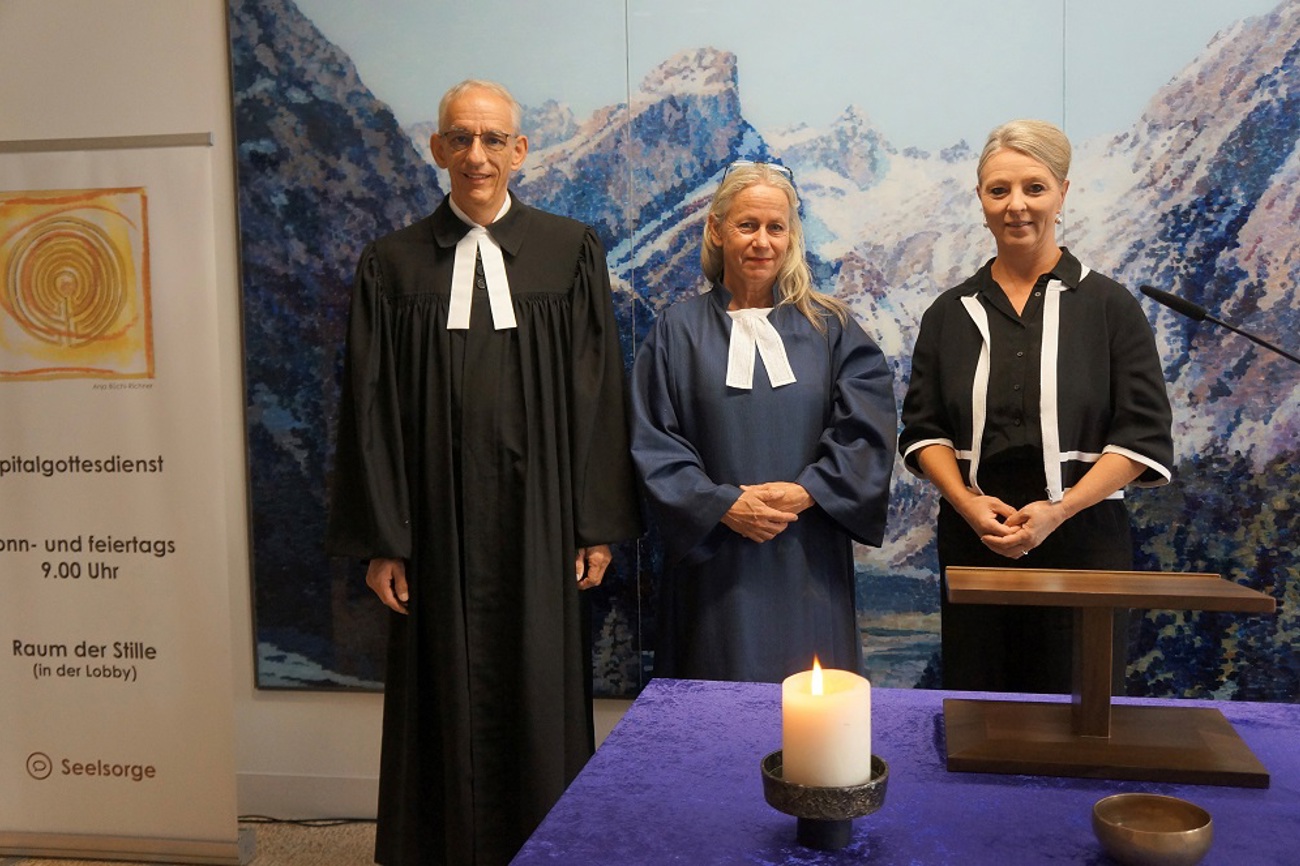 Kirchenrat Lukas Weinhold, Pfarrerin Susanne Imhof und Pflegedirektorin Agnes König freuen sich gemeinsam über die personelle Lösung. (Bild: Inka Grabowsky)