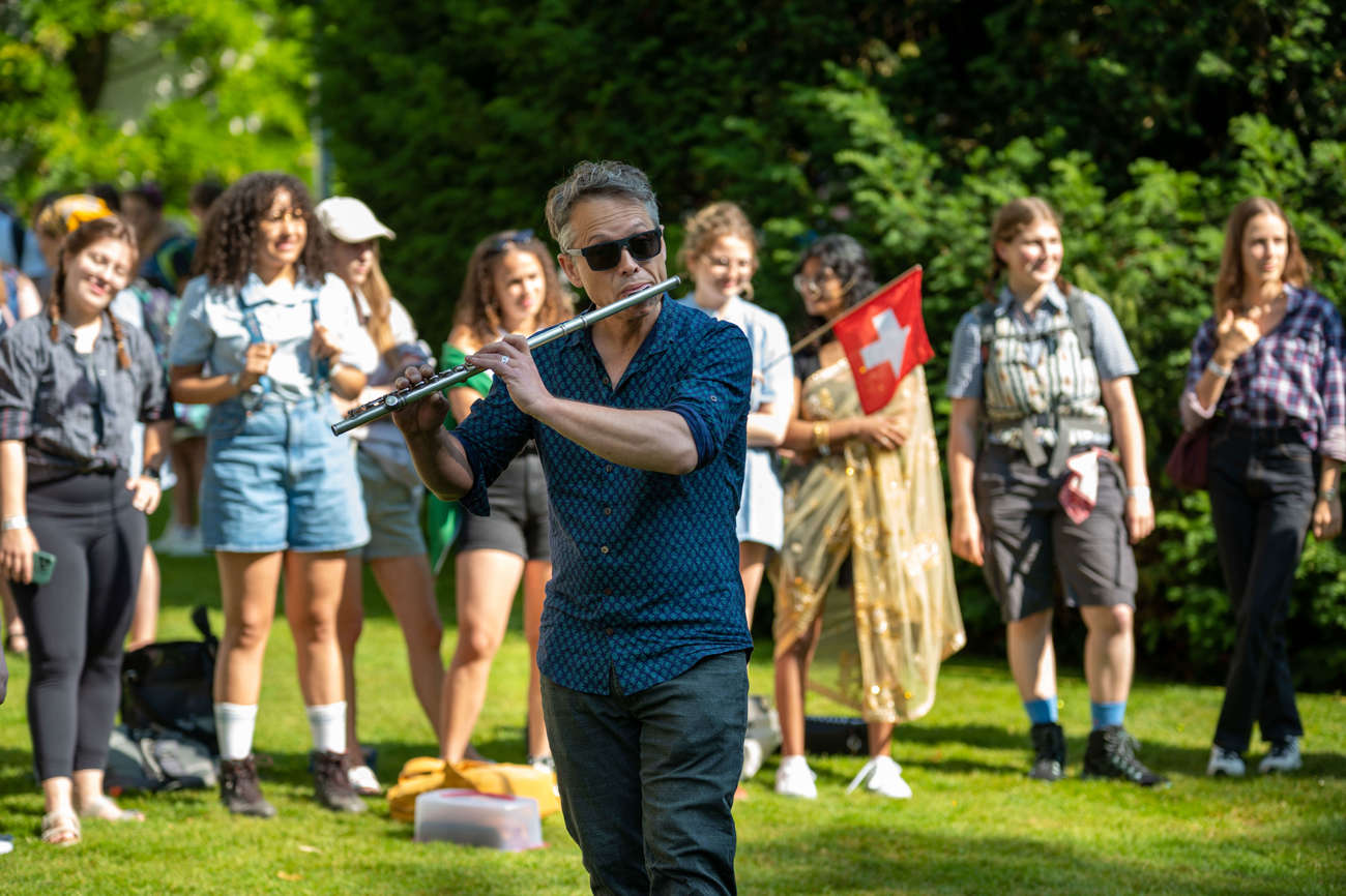 Daniel Steger liebt die Musik und die Spontaneität – hier anlässlich einer Abschlusswoche der Pädagogischen Mittelschule Kreuzlingen. (Bild: Lia Blaser)