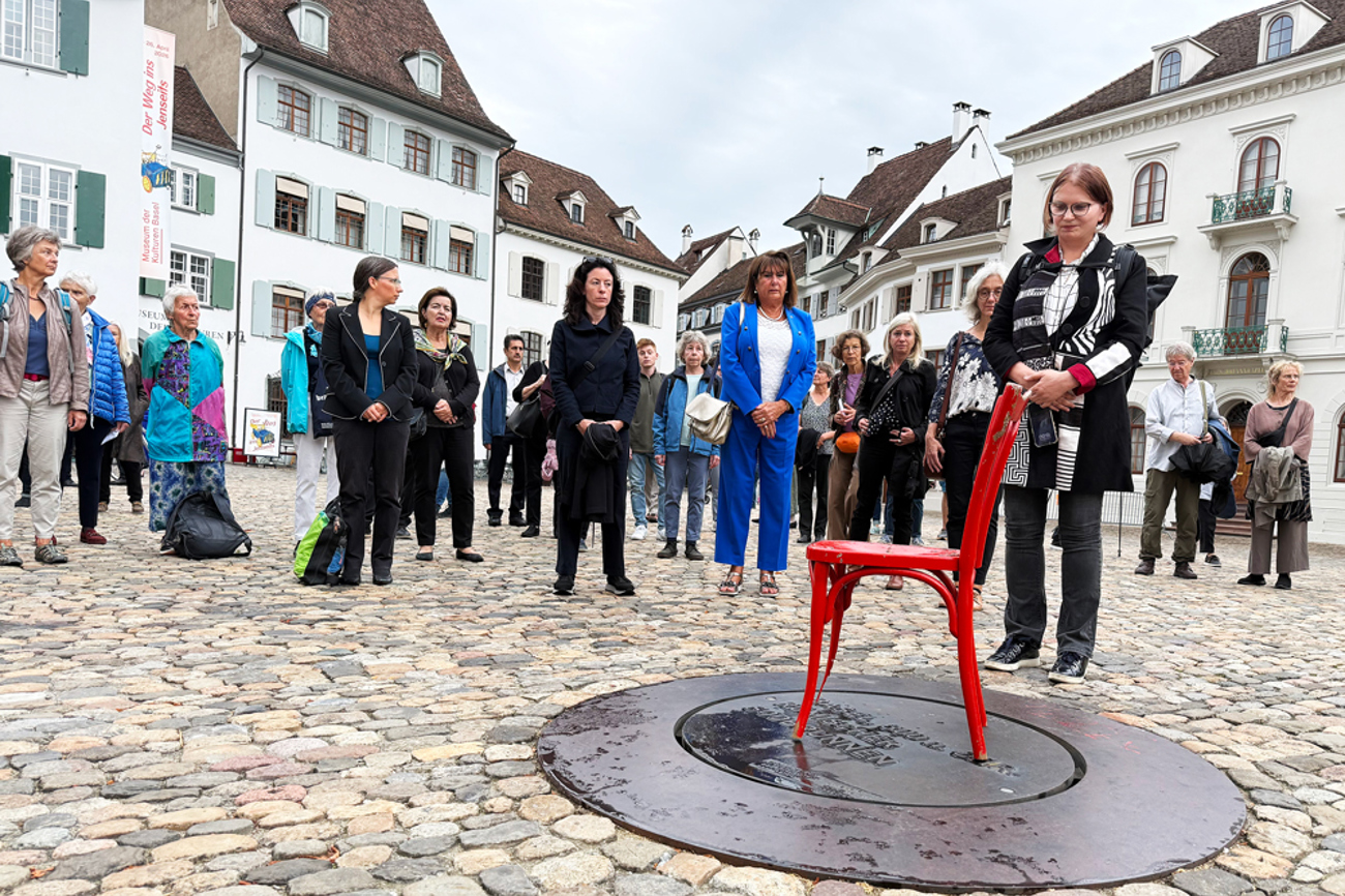 Mahnwache: Schweigen für den Frieden auf dem Münsterplatz Basel. | Foto: Oliver Sterchi Mahnwache: Schweigen für den Frieden auf dem Münsterplatz Basel. | Foto: Oliver Sterchi