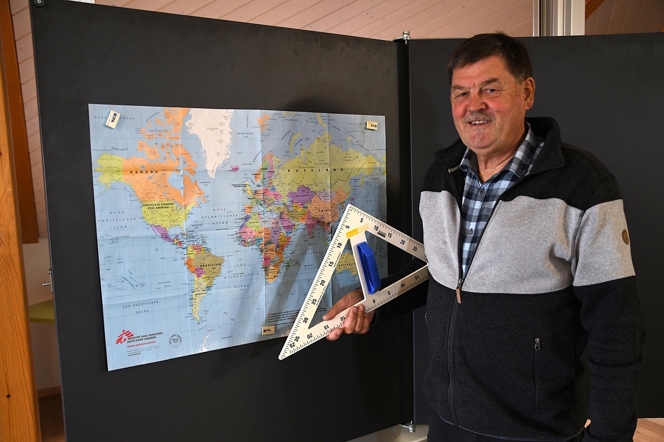 Adrian Heer vor einer modernen, in Märstetten hergestellten Wandtafel mit Magnethaftung. (Bild: Georg Stelzner)