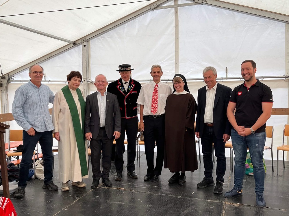 Die Mitwirkenden des Gottesdienstes auf dem Nollen von links nach rechts: Peter Bächinger, Pfarrerin Christa Heyd, Peter Bühler, Samuel Kunz, Fritz Wälchli, Schwester Chiara, Josef Gemperle und Raphael Stutz (Bild: zVg)