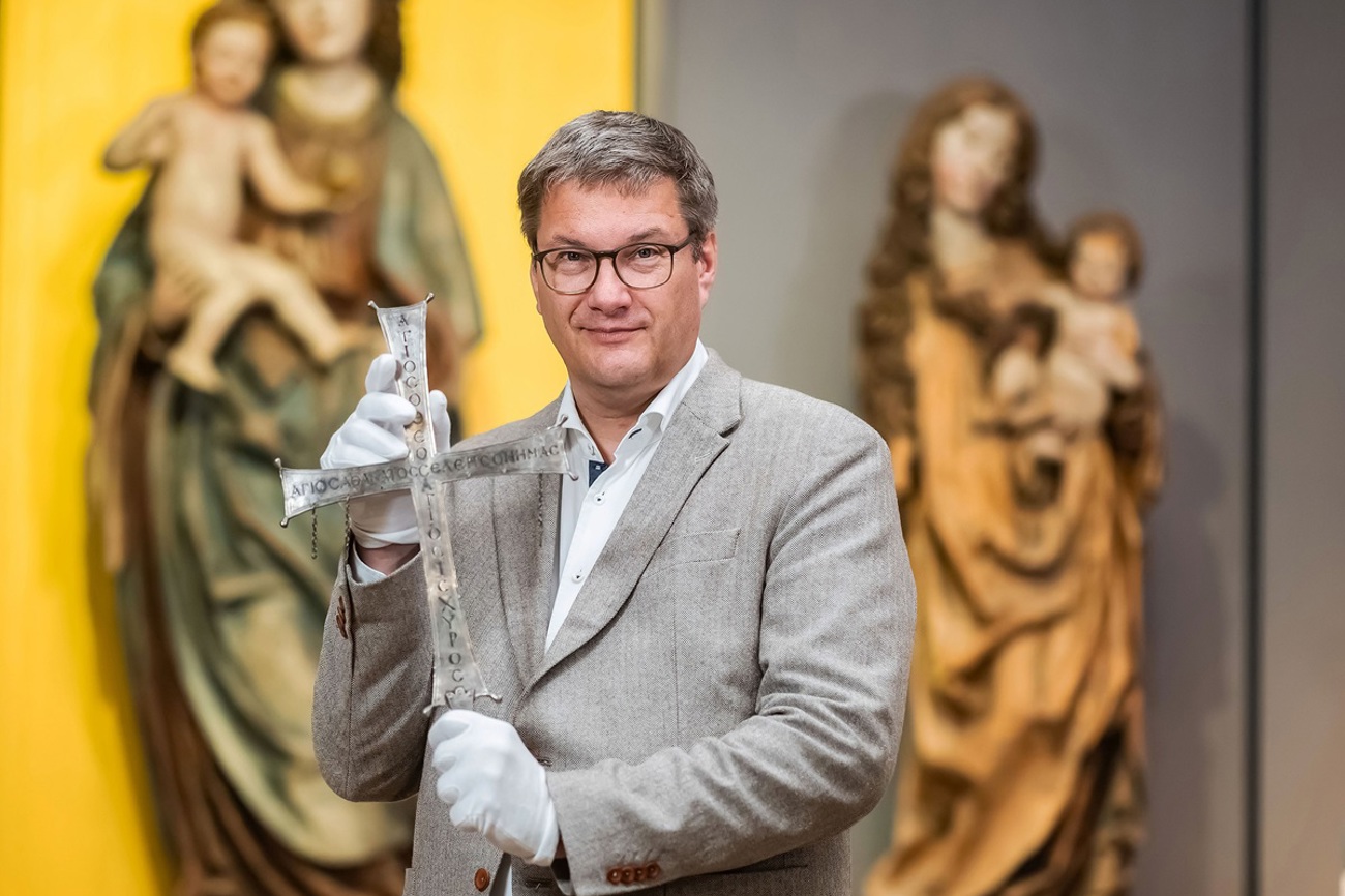  Eckart Köhne, Direktor des Badischen Landesmuseums, präsentiert ein byzantinisches Vortragekreuz. (Bild: © ARTIS Uli Deck)