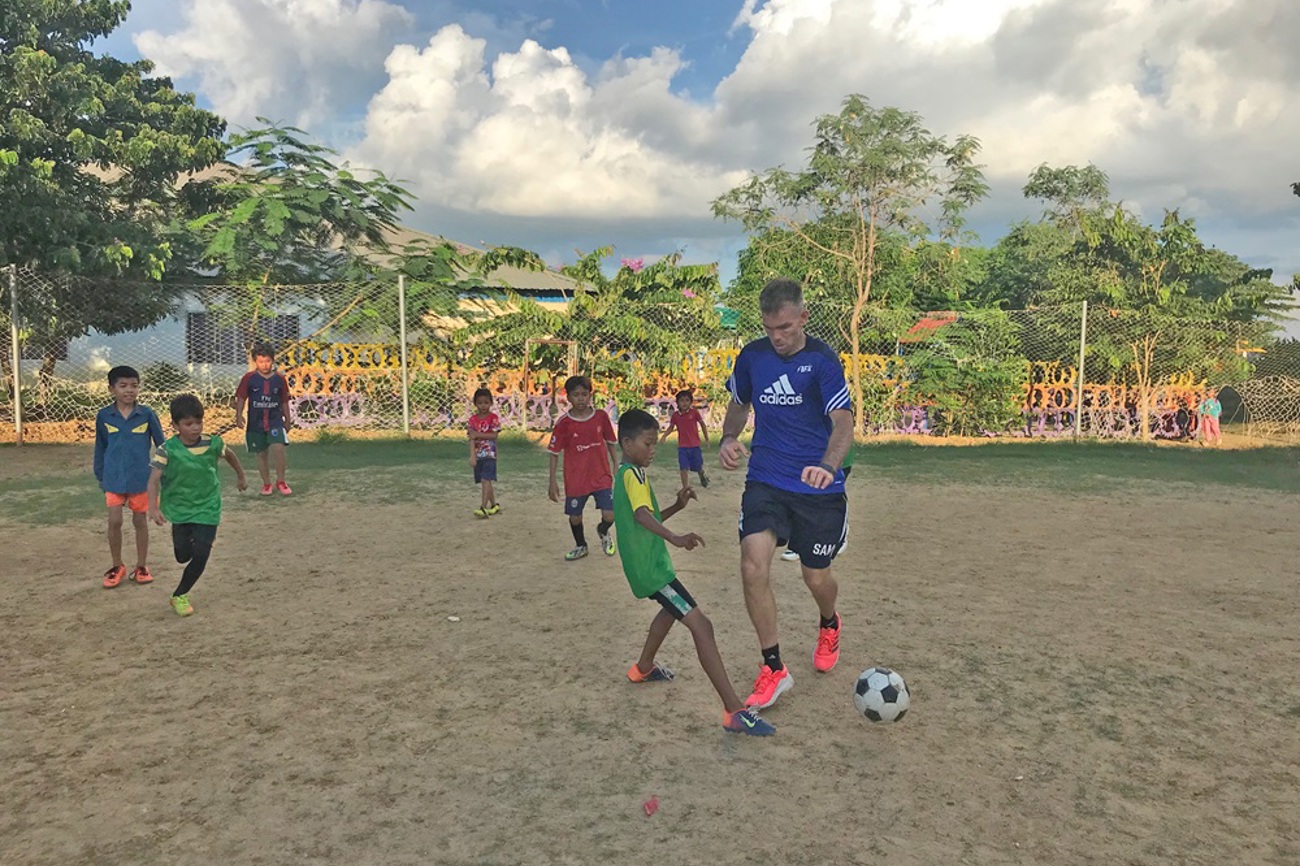 Sam Schweingruber im Training mit einer Jungenmannschaft in Kambodscha. (Bild: zVg)