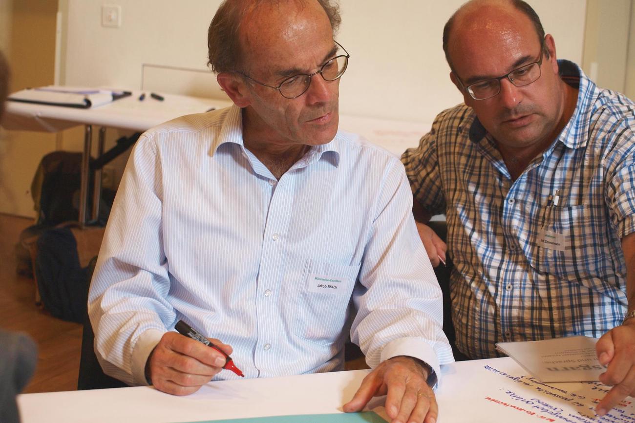 Synodalpräsident Jakob Bösch (links) und Rolf Zimmermann dachten an der Gesprächssynode gemeinsam über Visionen nach. (Bild: brb)