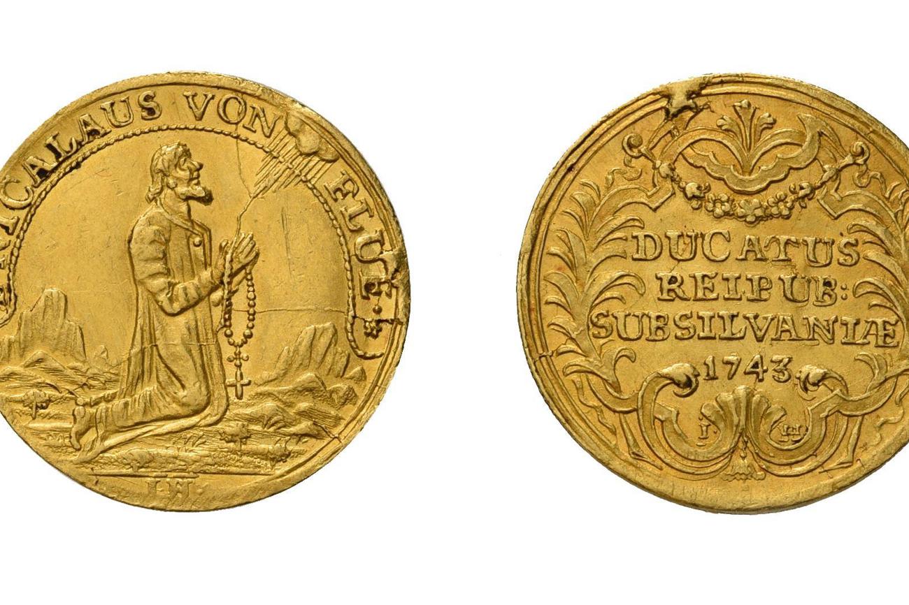 Auf den von den Obwaldnern geprägten Münzen hält Bruder Klaus demonstrativ einen Rosenkranz. (Bild: pd)