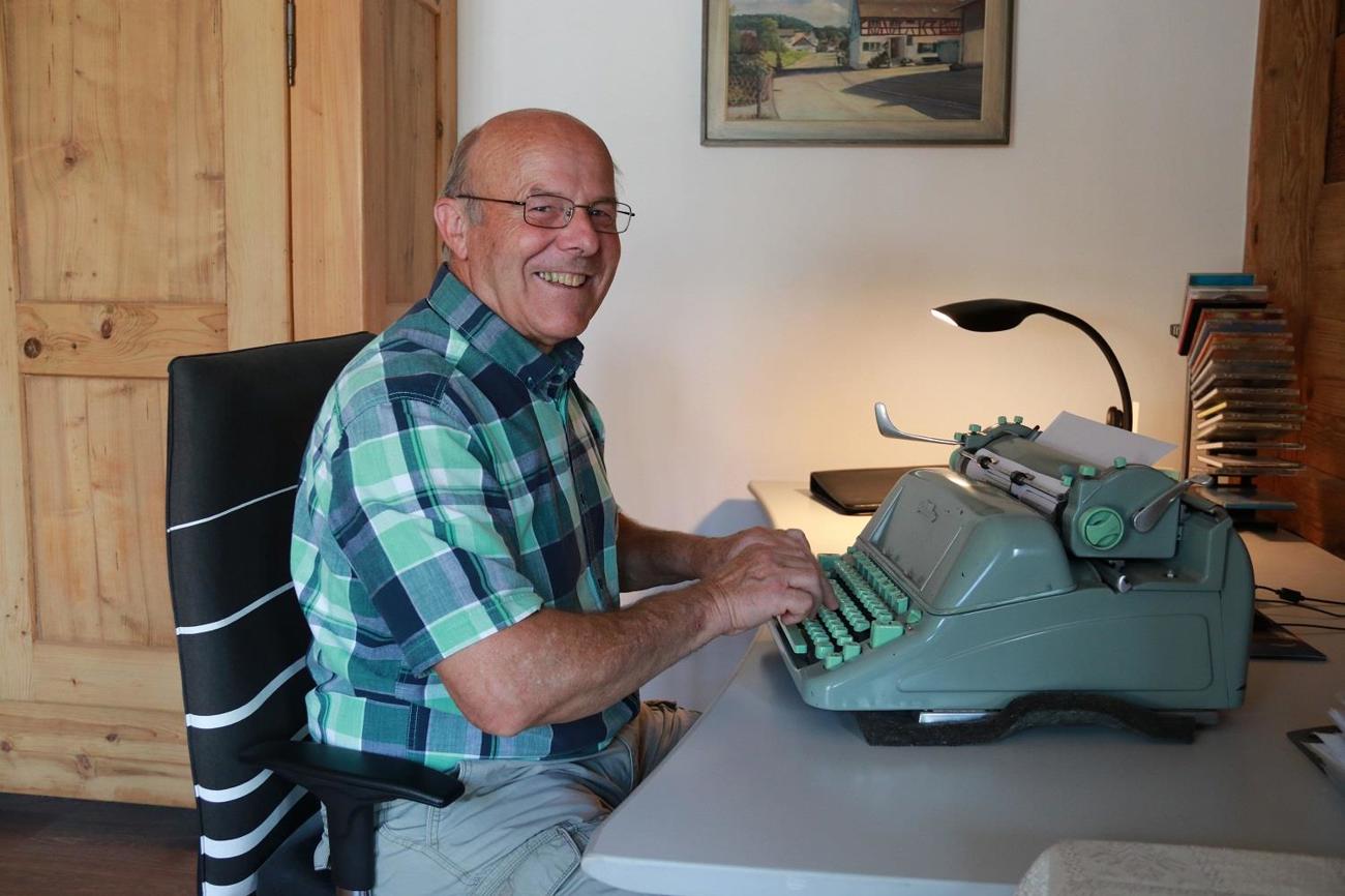 Nach 40 Jahren tritt Ernst Gerber als Kirchenpfleger von Gachnang zurück. Angefangen hat damals alles an der Schreibmaschine. (Bilder: Claudia Koch)