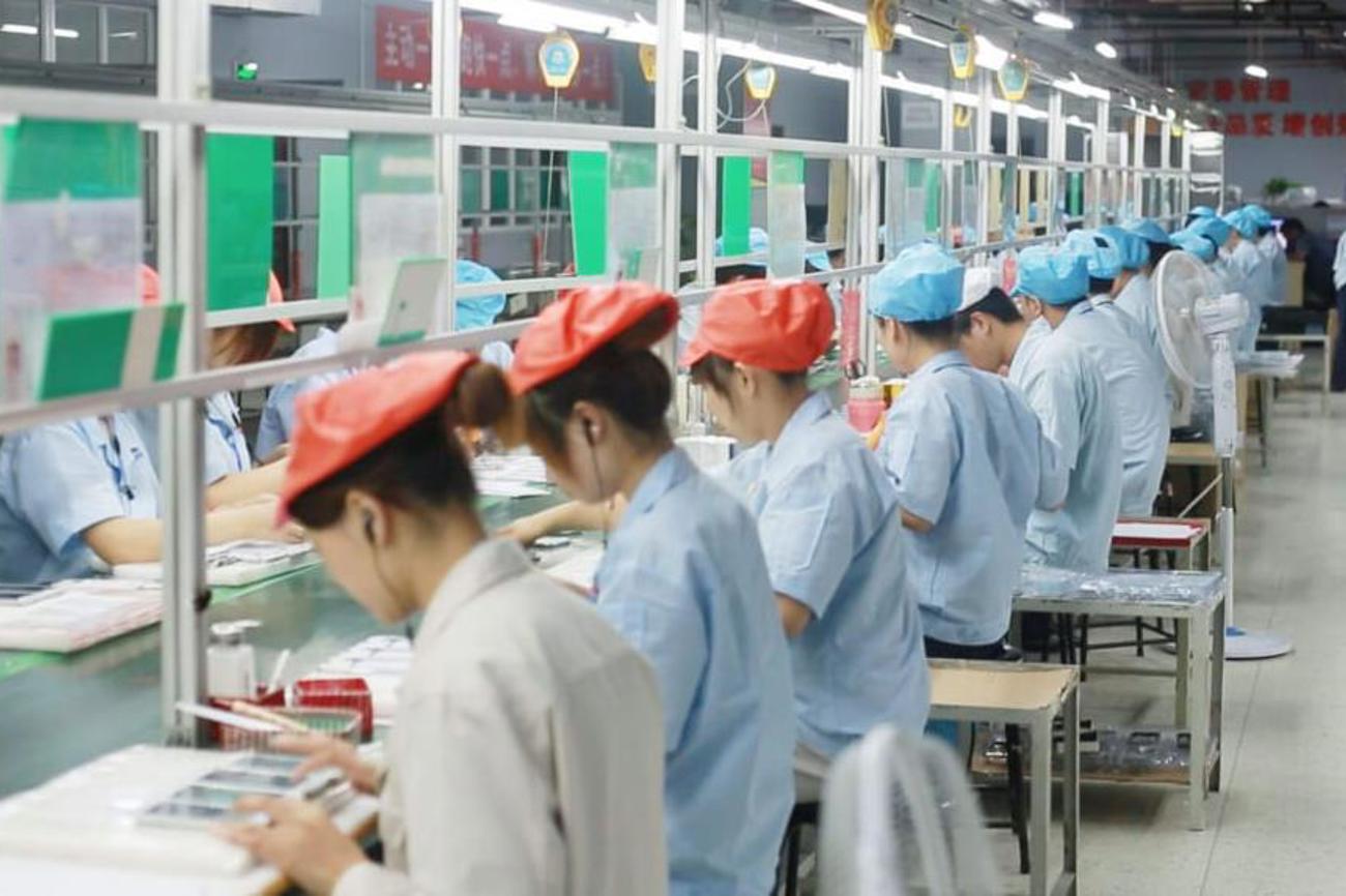 Arbeiterinnen in einer chinesischen Fabrik. Die KoVI will Menschenrechte in Schweizer Firmen im Ausland durchsetzen.