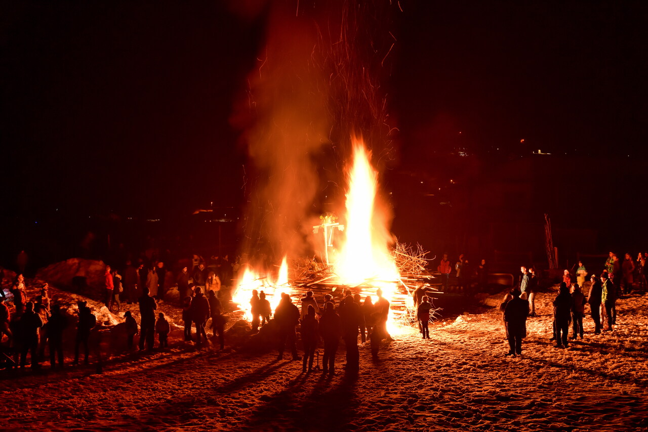 Welches Dorf hat das grösste Feuer? Die «Fridlisfüür» erfreuen sich bis heute grosser Beliebtheit. Foto: Ruedi Kuchen, Schwanden