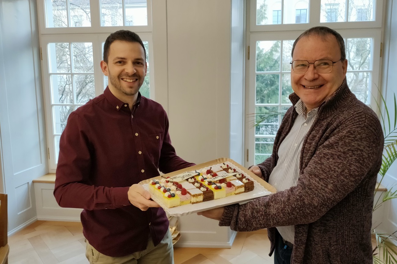 Zu seinem 65. Geburtstag nimmt Ernst Ritzi aus den Händen von Kirchenboten-Redaktor Cyrill Rüegger die Glückwunschtorte der Redaktionskommission entgegen. (Bild: lh)