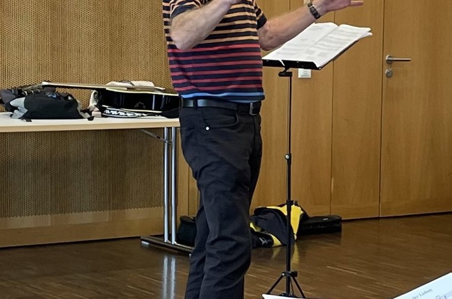 Willi Hausamman aus Amriswil instruiert beim offenen Singen an der Amriswiler Kulturnacht. (Bild: zVg)