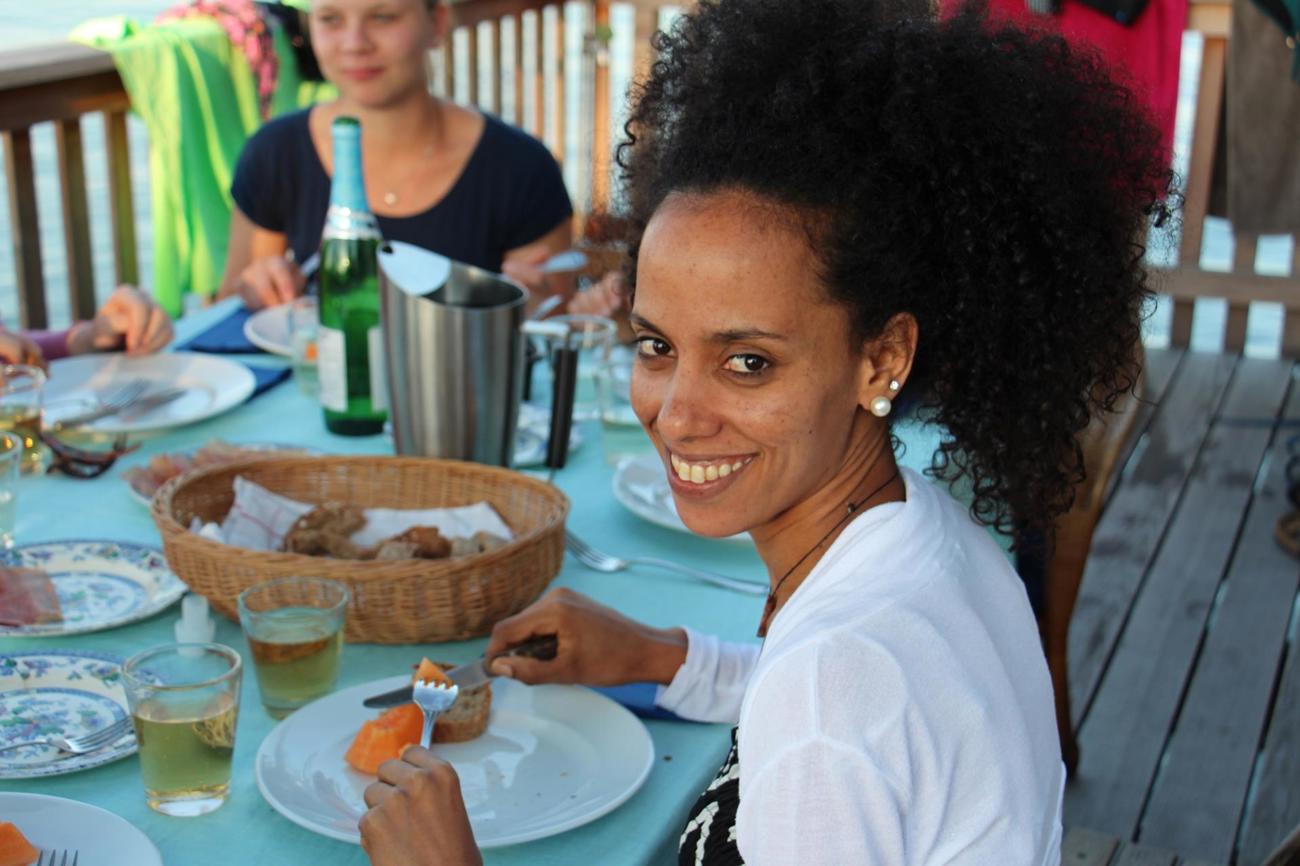 Yohana Okbaselasie geniesst die Tischgemeinschaft mit ihren Arbeitskolleginnen (im Hintergrund Simone Huber). (Bild: zVg)