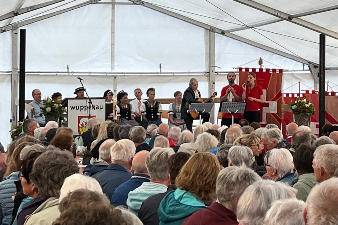 Die Gottesdienstbesucher geniessen die musikalische Gestaltung im Zelt. (Bild: zVg)