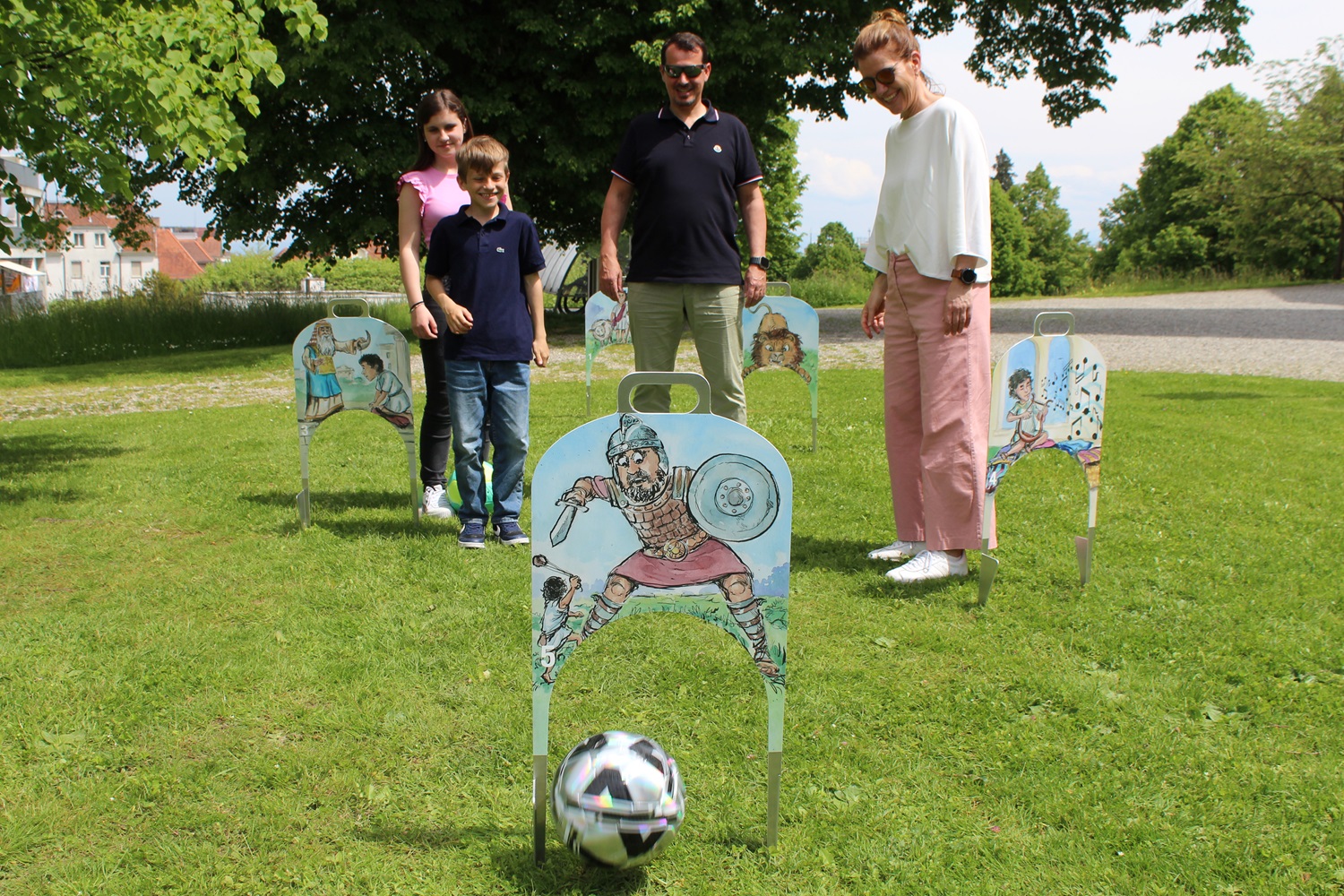 Familien nutzen begeistert den Fussball-Krocket-Posten bei der Evangelischen Kirche in Romanshorn . (Bild: Gaby Kaufmann, Erlebnisverlag)