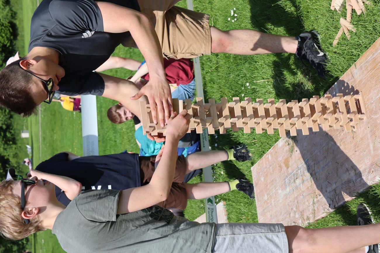 Motivierte Teilnehmer beim Erbauen des Kappla-Turms.