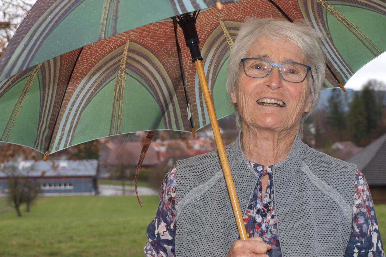 Elsbeth Schmid in ihrem Garten in Pfyn: «Meine Mutter stand 32 Jahre bei Gegenwind im Regen, bis sie zur Pfarrerin ordiniert wurde.» (Bild: brb)