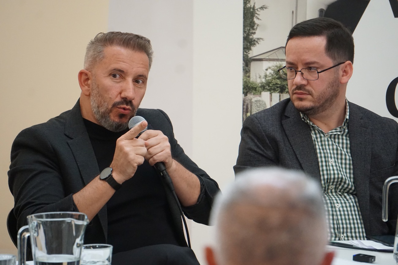 «Bist du ein guter Mensch und gehst du deswegen nach Mekka, oder gehst du nach Mekka, um ein guter Mensch zu werden?», fragt der Wiler Imam Bekim Alimi (l.) rhetorisch. Foto: sd