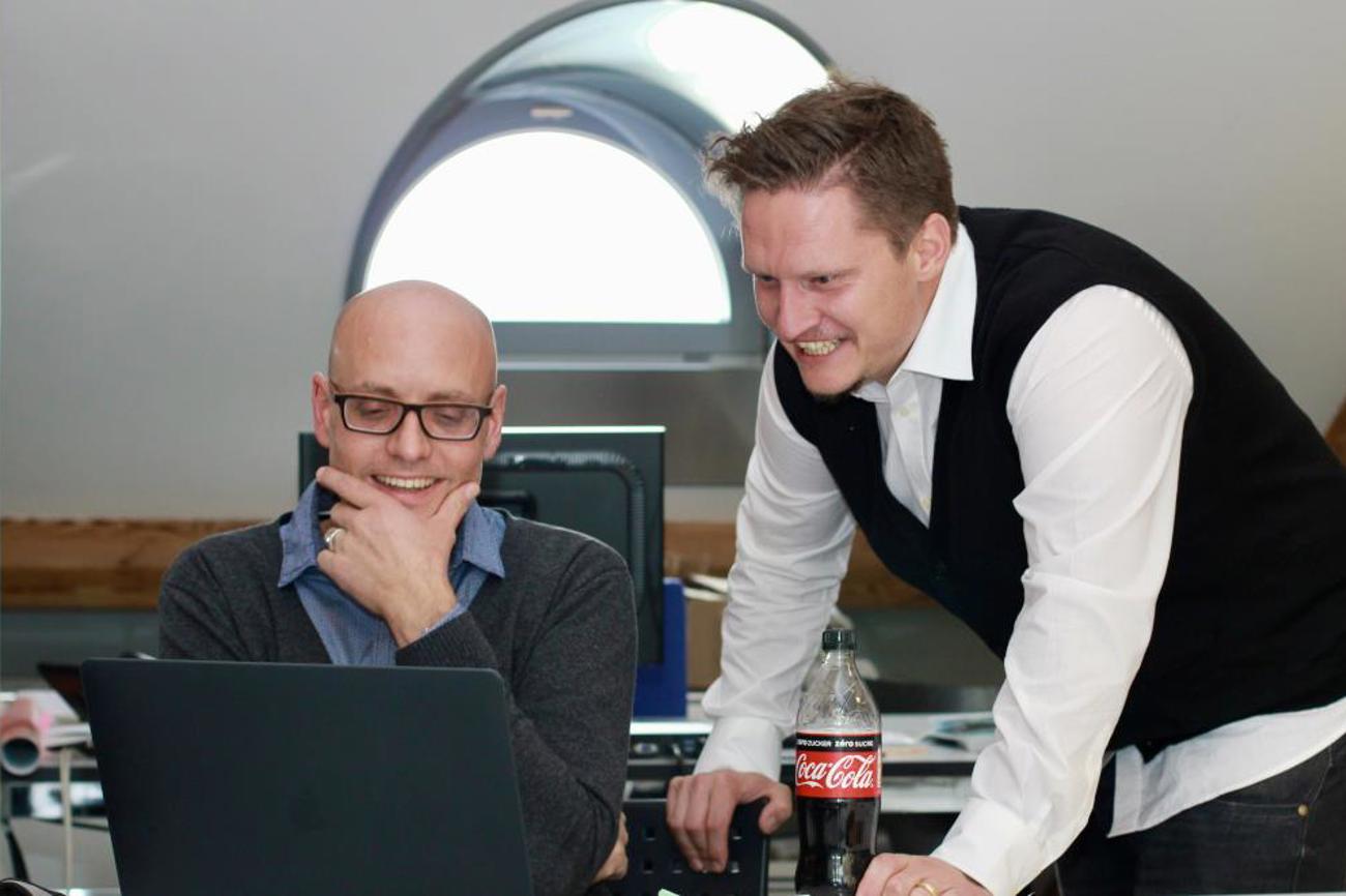 Manuel Schmid (links) und Stephan Jütte haben Spass an der Arbeit im RefLab. |Tilmann Zuber