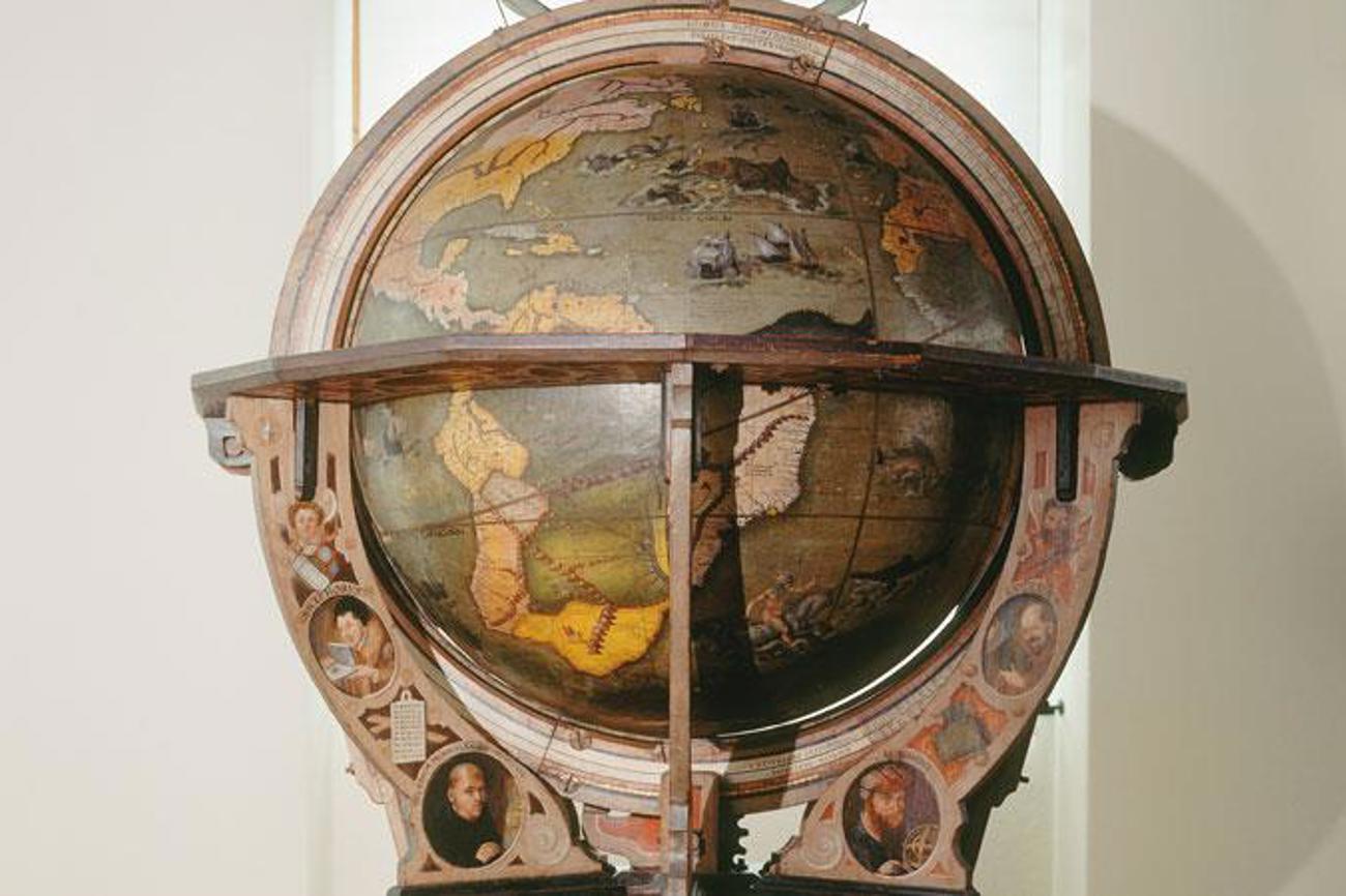 St. Galler Globus (Original) 1576. Alte Schauseite mit zeitgenössischen Porträtsmedaillons unten an den Korbstreben. | Schweizerisches Nationalmuseum Zürich