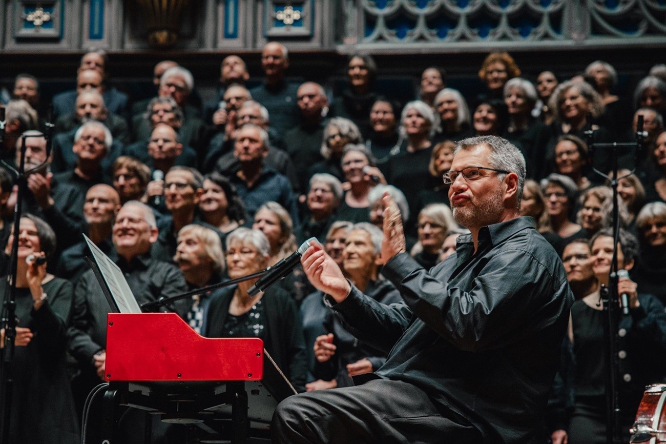 Voll in seinem Element: Andreas Hausammann bei der Aufführung eines Projektchors. (Bild: Gospel im Centrum / Dirk Weinert)