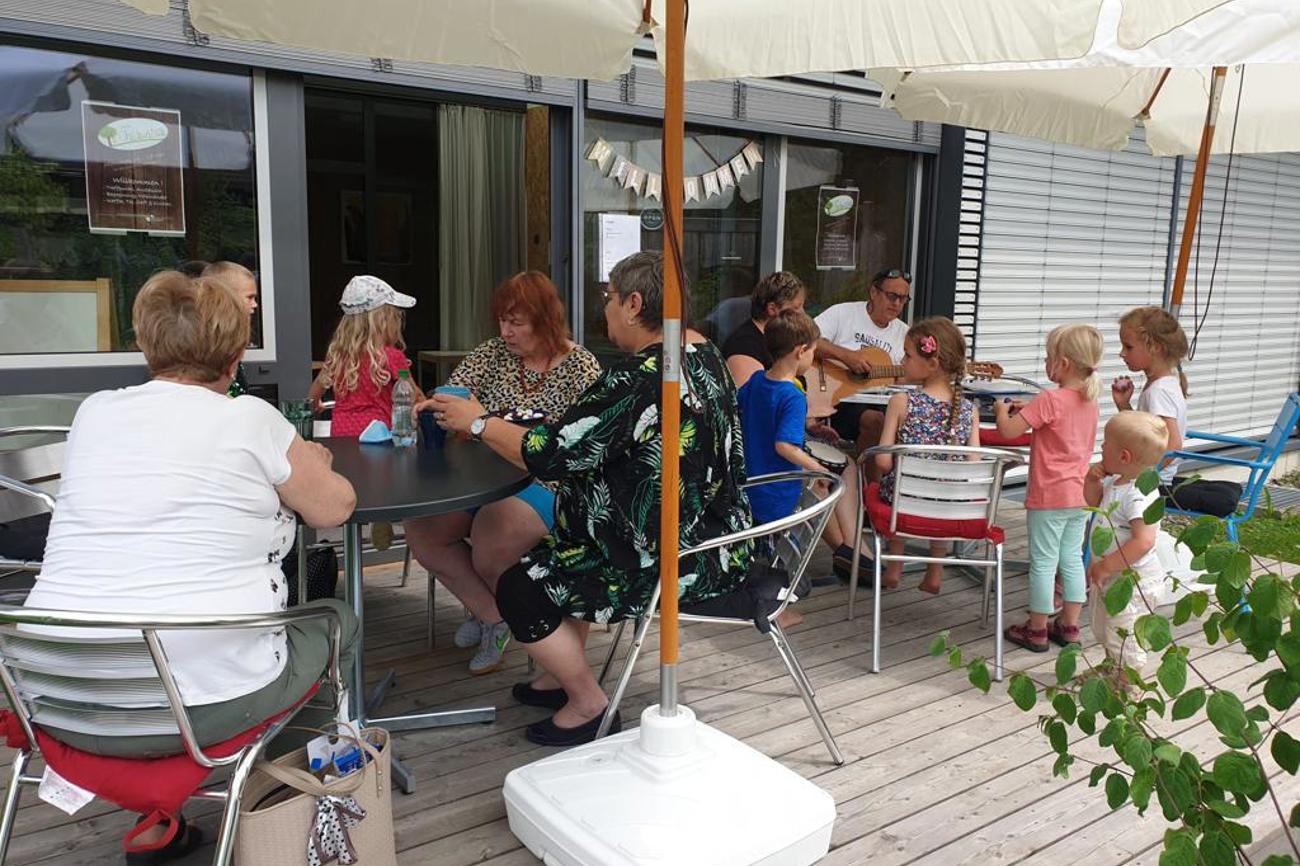Das Café Chiläwiesä sorgt für angenehmes Ambiente und gute Stimmung bei Jung und Alt. (Bild: zVg)