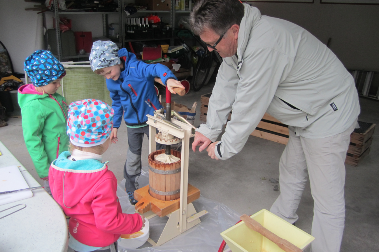 Wilfried Bührer nimmt sich, wie hier beim Mosten, gerne Zeit für seine Enkelkinder. (Bild: pd)