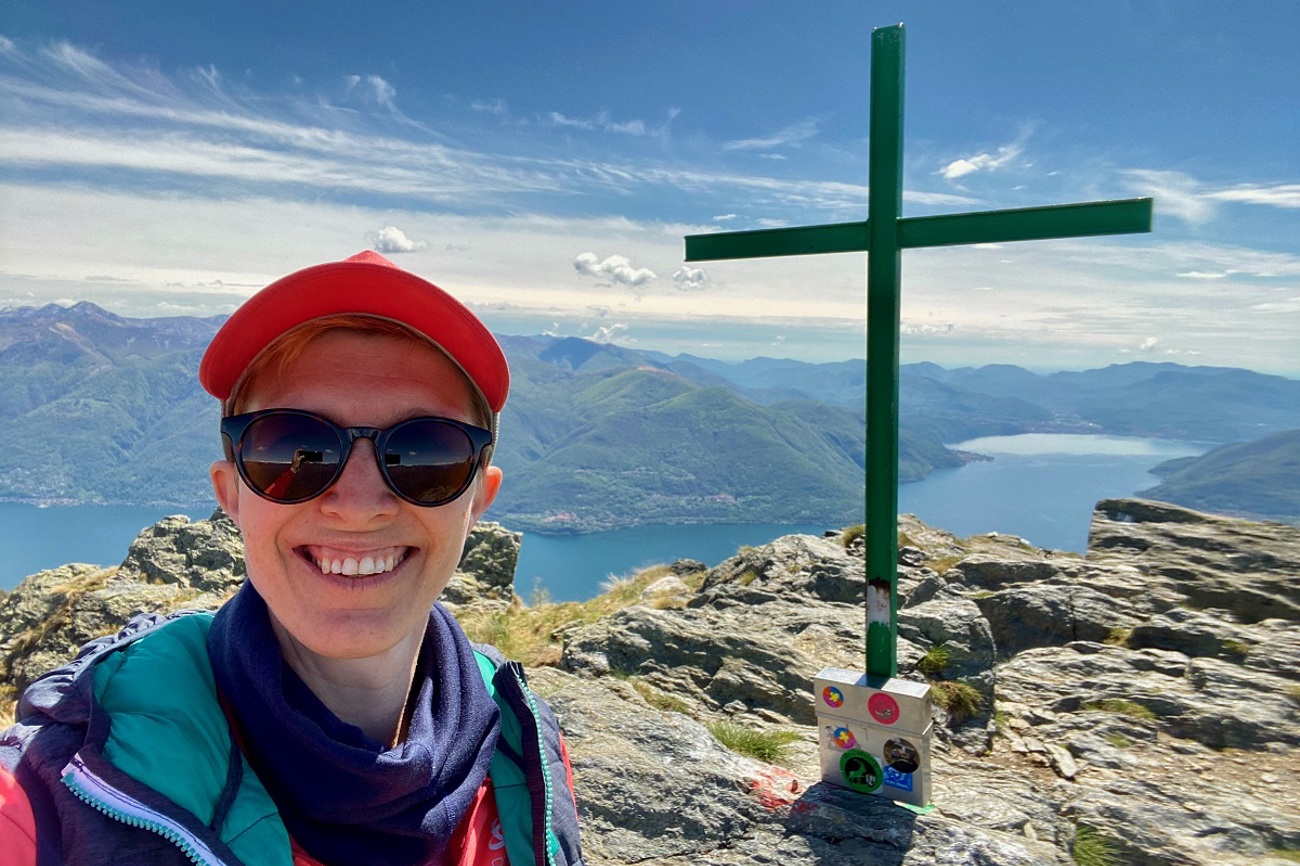 Flavia Hüberli posiert auf dem Pizzo Leone mit Sicht auf den Lago Maggiore. (Bilder: zVg)