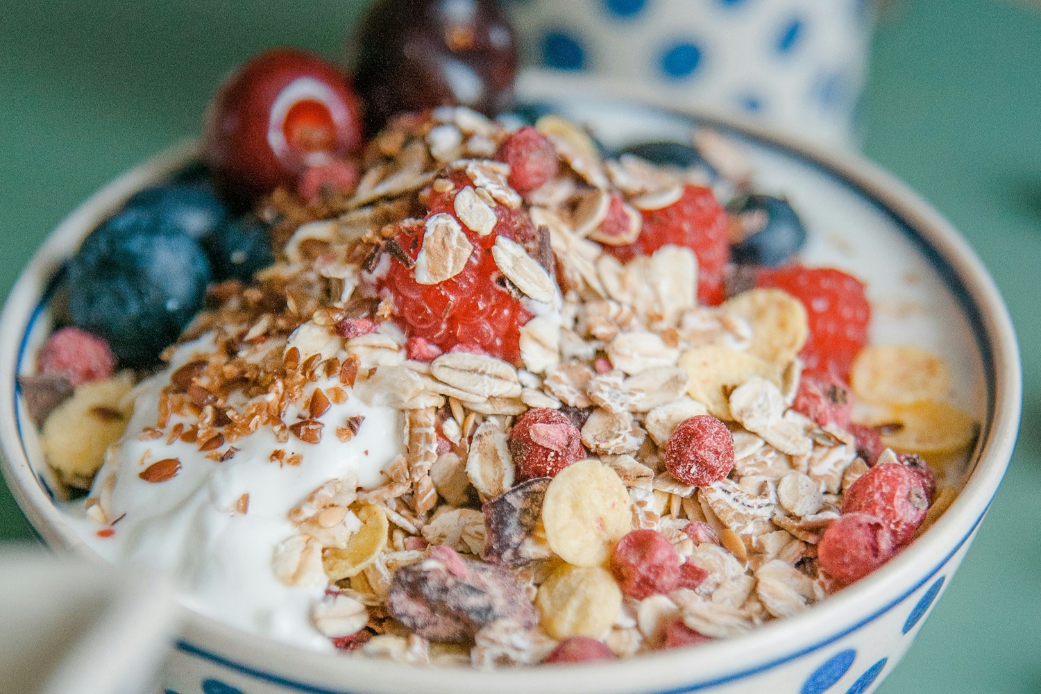 Der Arzt Maximilian Oskar Bircher-Benner erfand das Birchermüesli und gilt damit als Pionier der Vollwertkost. (Bild: unsplash.com)