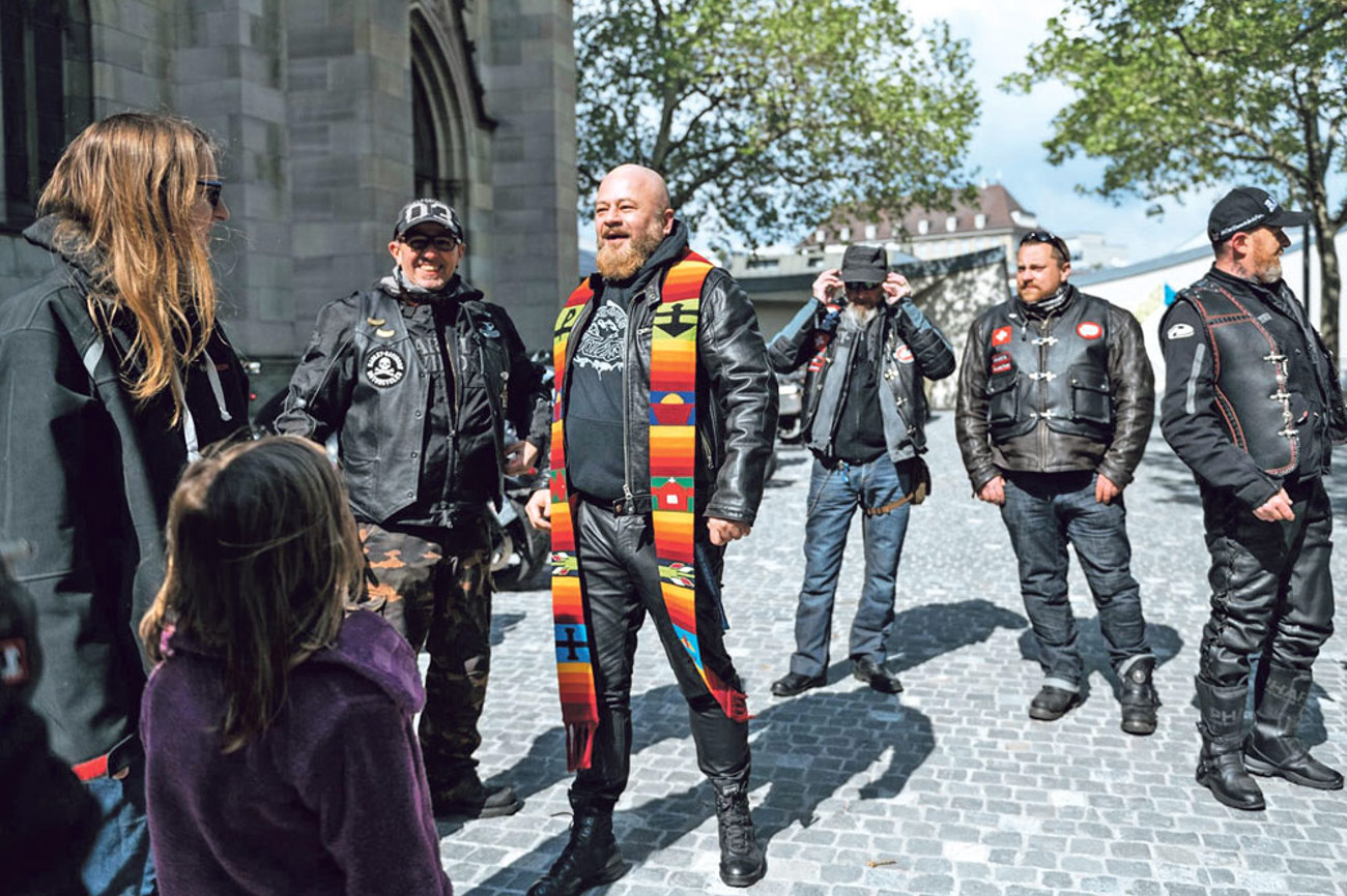 In Leder: Pfarrer Frank Lorenz am Motoradgottesdienst vor der Elisabethenkirche in Basel.