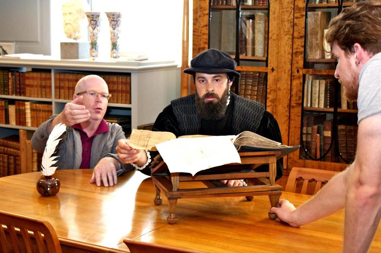 Regisseur Rainer Wälde (links) gibt Calvin die letzten Anweisungen für eine Szene im Erasmusmuseum in Basel. | tz/kibo