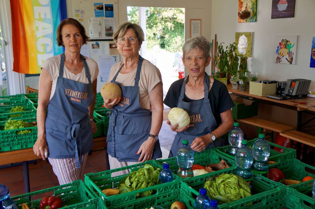 Steffi Steffen, Marianne Schwarzer und Heidi Bach retten bei der «VerwertBar» gerne Lebensmittel, die sonst weggeworfen würden. (Bild: Inka Grabowsky)