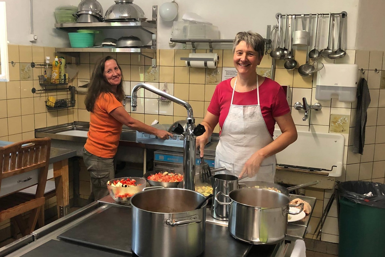 Kirchenvorsteherschaftsmitglieder Brigitte Hankeln-Thron (links) und Regula Weingart aus Altnau sind selbst mittendrin in der Freiwilligenarbeit: hier beim Kochen im Jungschilager. (Bild: zVg)