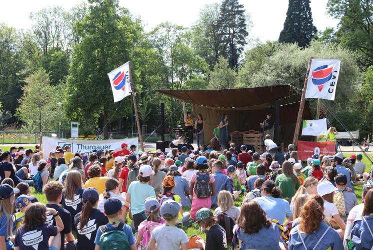 Lebendige Kinderschar und Kappla-Türme auf der Wiler Weierwiese