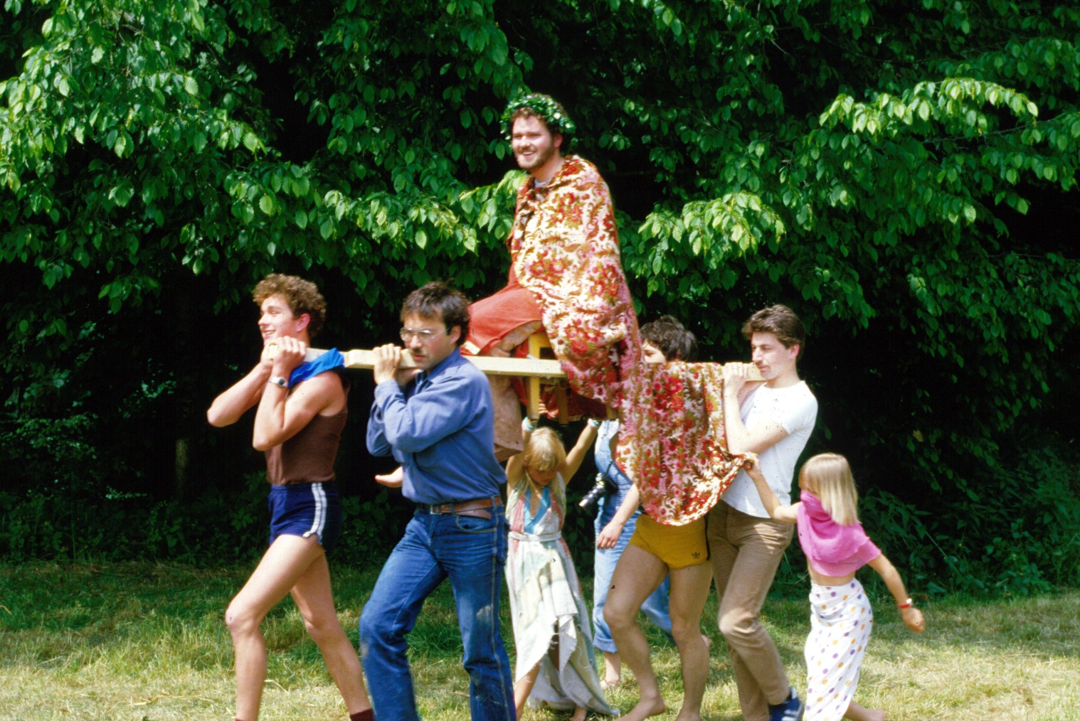 Ernst Ritzi (Zweiter von links) trug – wie hier im Jungscharlager 1984 – lieber andere auf Händen.