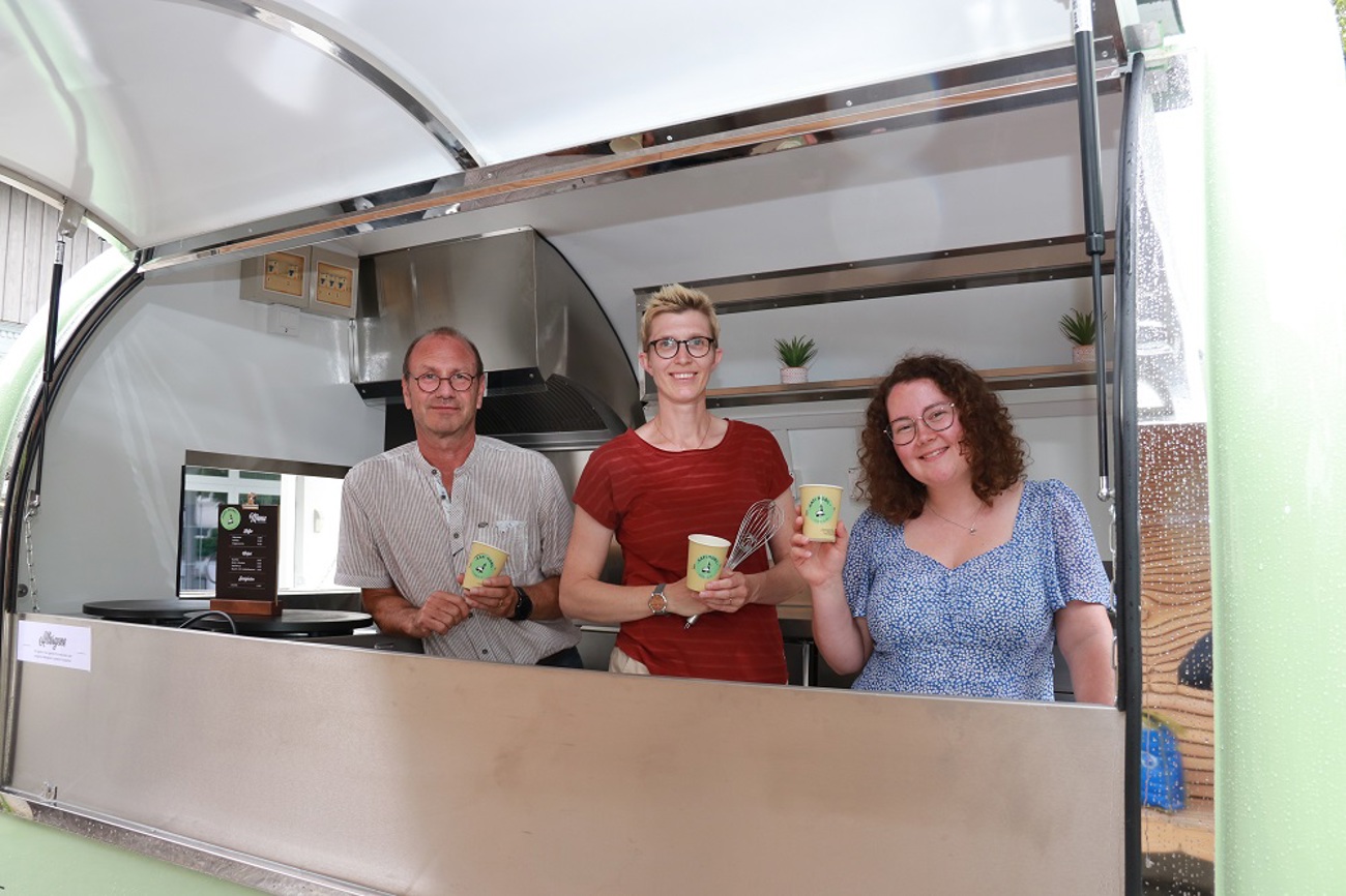 Uli Henschel, Flavia Hüberli und Claudia Zaugg präsentieren Becher mit dem Kafi Mobil Logo. (Bild: Claudia Koch)