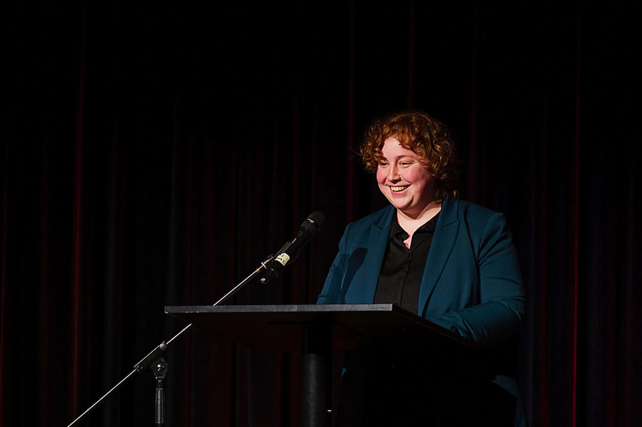 Preisträgerin Dr. Paulina Hauser bei ihrer Dankesrede im Literaturhaus Basel. Ihre Forschung zu Gewalt an Frauen liess sie «nicht mehr los». | Foto: Raphaela Graf Preisträgerin Dr. Paulina Hauser bei ihrer Dankesrede im Literaturhaus Basel. Ihre Forschung zu Gewalt an Frauen liess sie «nicht mehr los». | Foto: Raphaela Graf