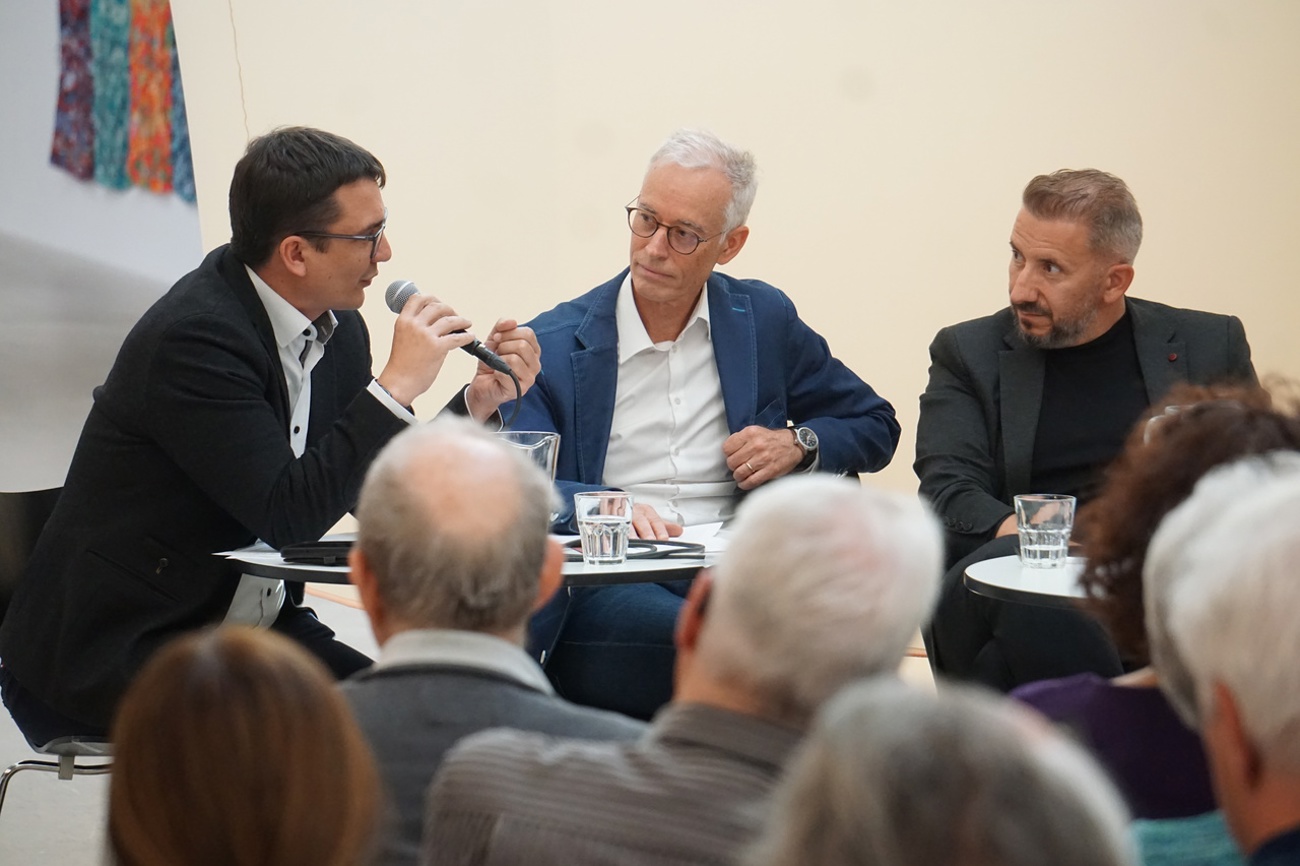 Pfarrer Pascall Bazzell (l.) spricht mit Kirchenrat Heinz Fäh und Imam Bekim Alimi (r.) über die Bedeutung von Geboten. Foto: sd