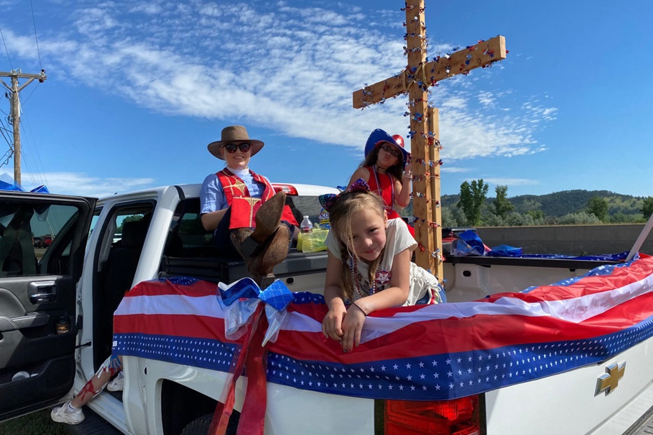 Im USA-Fieber: Pfarrerin Sonja Pilman (links) auf einem Pick-Up-Truck an der Nationalfeiertagsparade am 4. Juli 2022 in Piedmont, South Dakota.  (Bild: zVg)