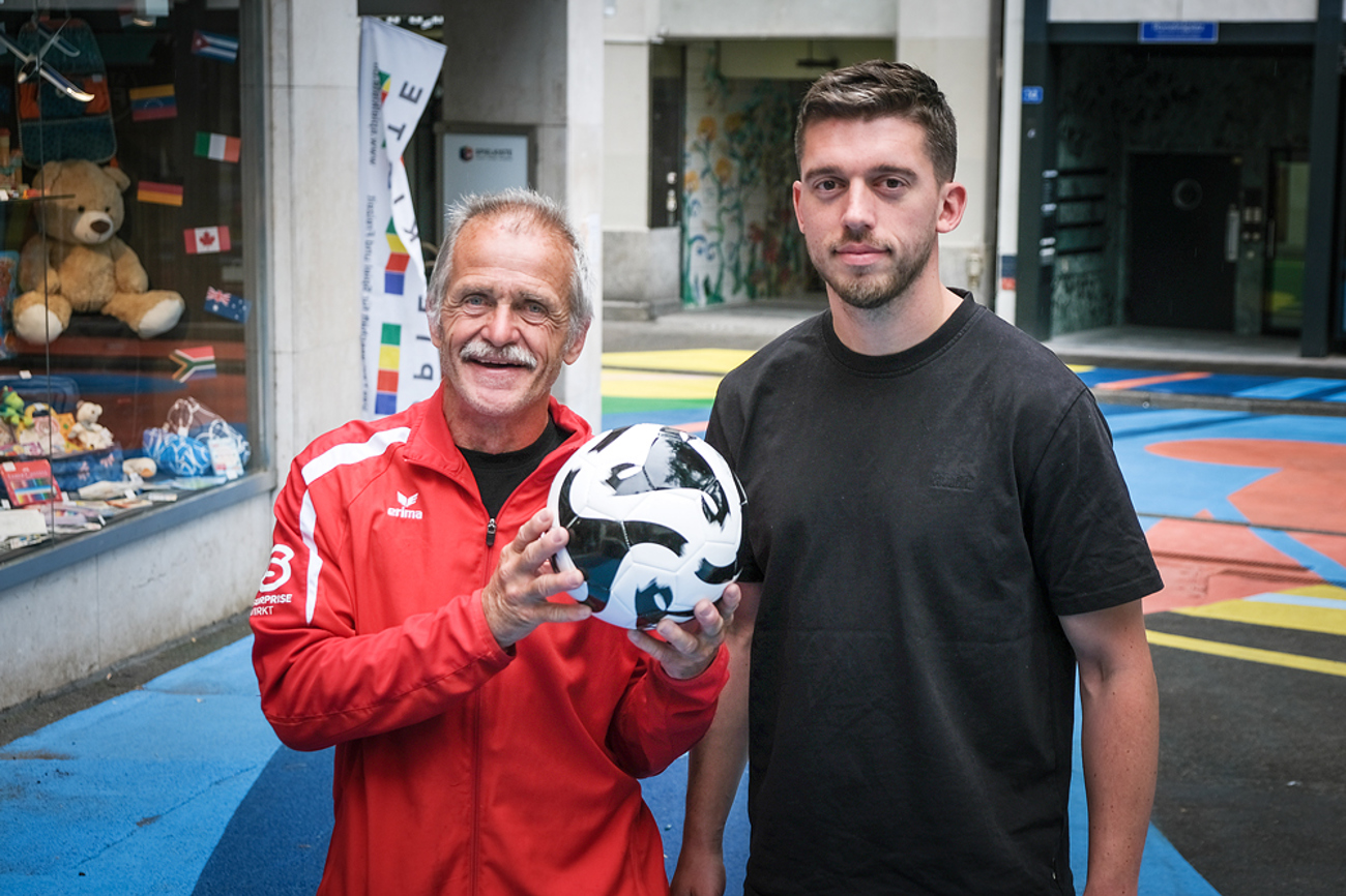 Im Bann des Balls: Heini Hassler (links) und Projektleiter Janosch Martens. | Foto: Klaus Petrus