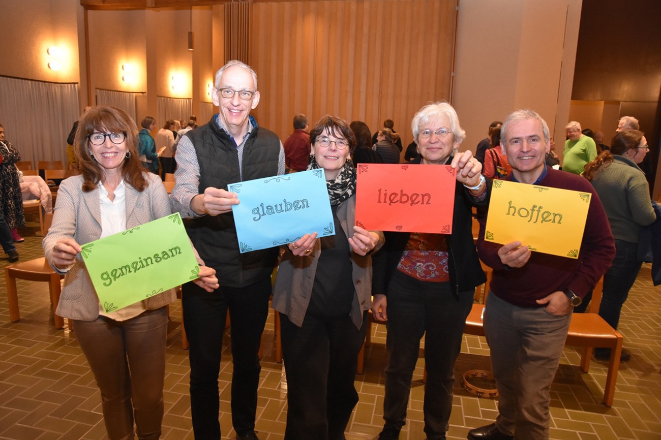 Kirchenrat um Ruth Pfister, Pfarrer Lukas Weinhold, Christina Aus der Au, Gerda Schärer und Pfarrer Paul Wellauer. (Bild: cyr)