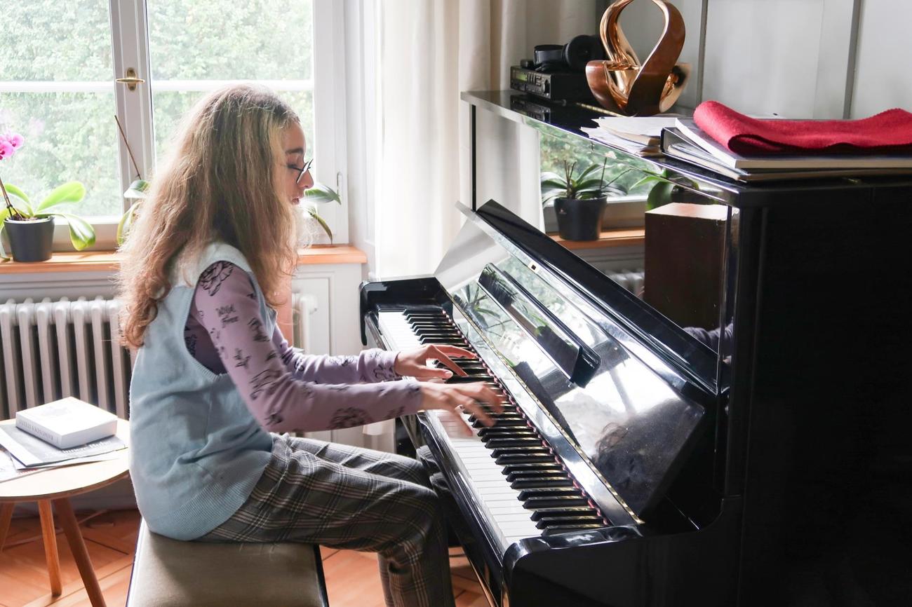 Für die musikbegabte Tochter Mariam konnte sogar schon Unterricht organisiert werden. (Bild: ek)