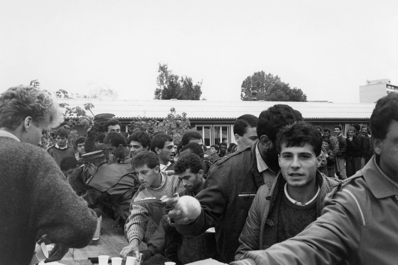 Geflüchtete am Grenztor in Kreuzlingen 1989 (Foto: HEKS/Marianne Roth - zur Verfügung gestellt)