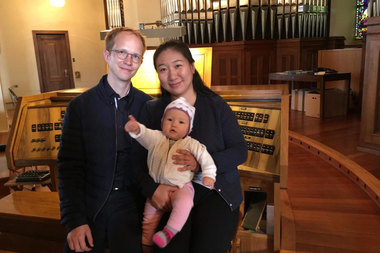 Simon Menges posiert mit Ehefrau Eun-Hye Lee und Töchterchen Anna vor «seiner» Orgel in der evangelischen Kirche Arbon. (Bild: Esther Simon)