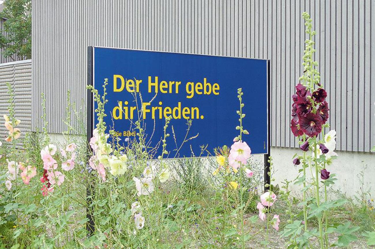 Wer kennt sie nicht: Die Bibelzitate in grossen gelben Lettern auf blauem Grund finden sich überall in der Schweiz. (Bild: Agentur C)