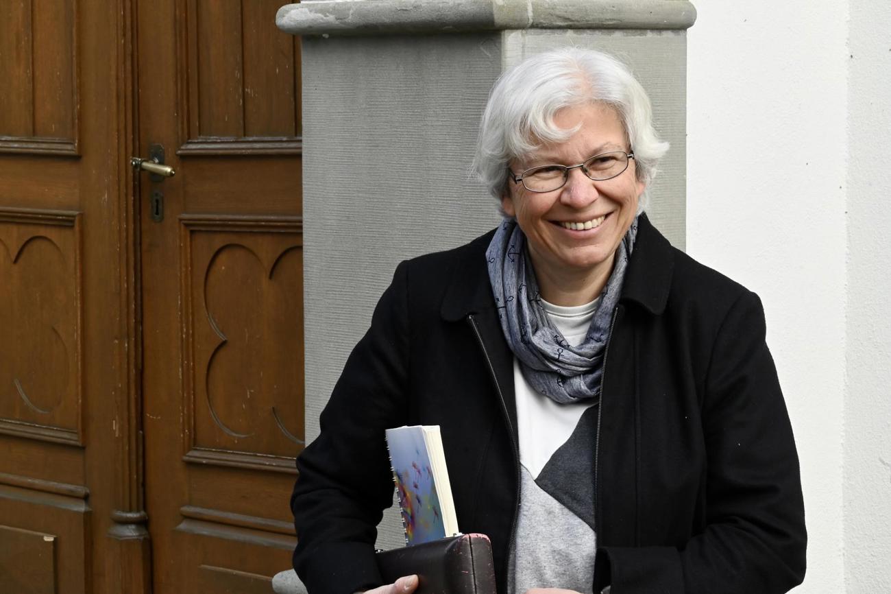 Das Liederbuch «Rückenwind», das sie unter ihrem Arm hält, schätzt Gerda Schärer besonders.