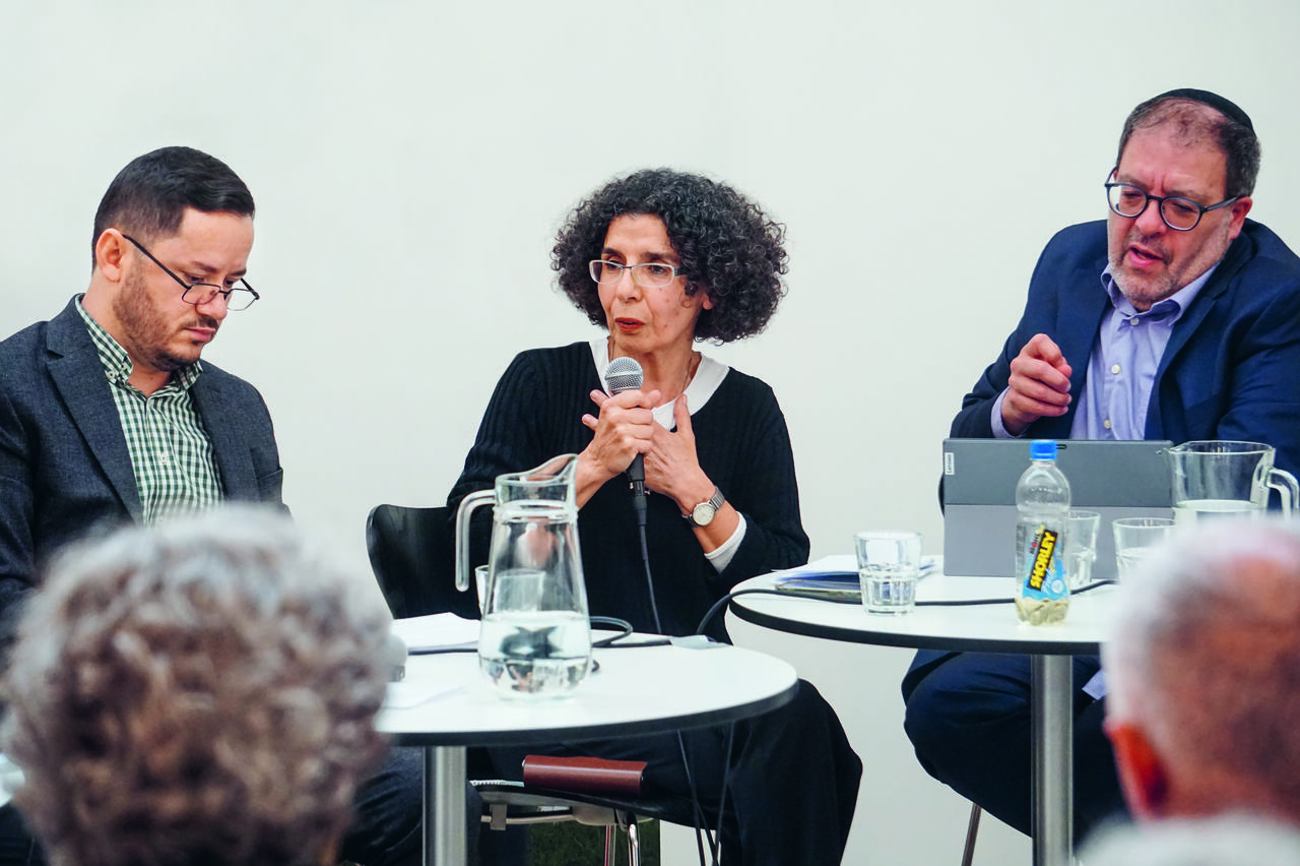 Michaella Barasch von der jüdischen Gemeinde St. Gallen erzählt, was ihr am Thora-Text wichtig ist. Imam Mehas Alija (l.) und Rabbiner Shlomo Tichonski (r.) hören zu. Foto: sd