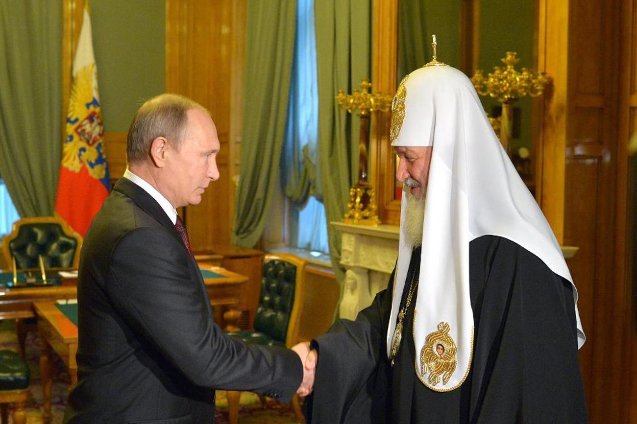 Der russische Präsident Wladimir Putin trifft Patriarch Kyrill, das Oberhaupt der russisch-orthodoxen Kirche (2015). Die Beziehung zwischen Kreml und Moskauer Patriarchat wurde in den vergangenen Jahren immer enger. | www.kremlin.ru